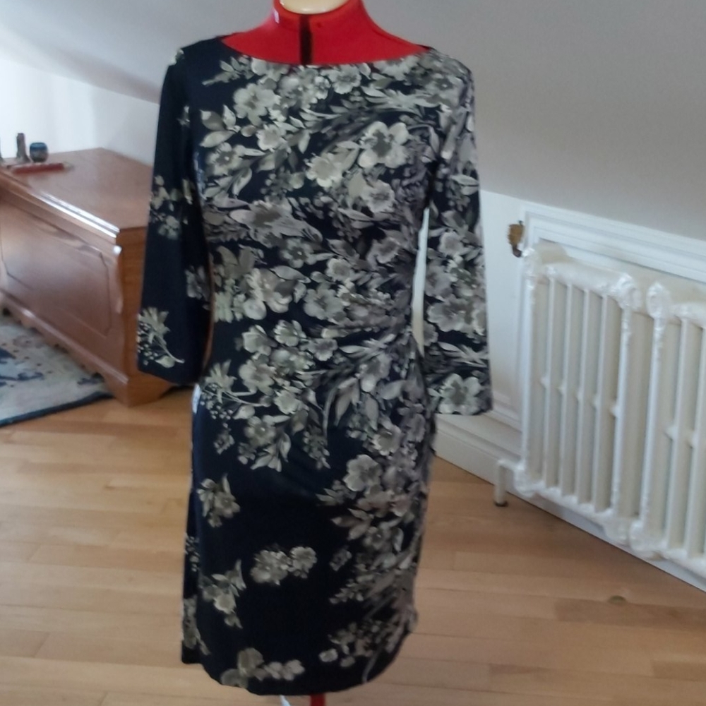 Elegant long sleeve floral knit dress